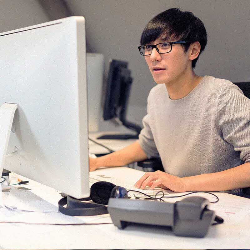человек, работающий за компьютером