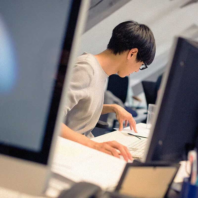 Person, die an einem Computerbildschirm arbeitet