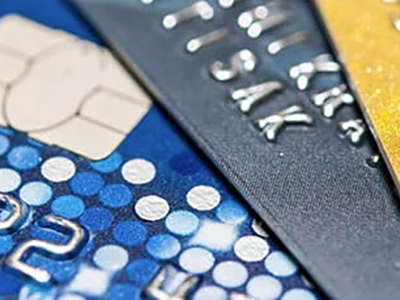 Nahaufnahme von aufgefächerten Kreditkarten