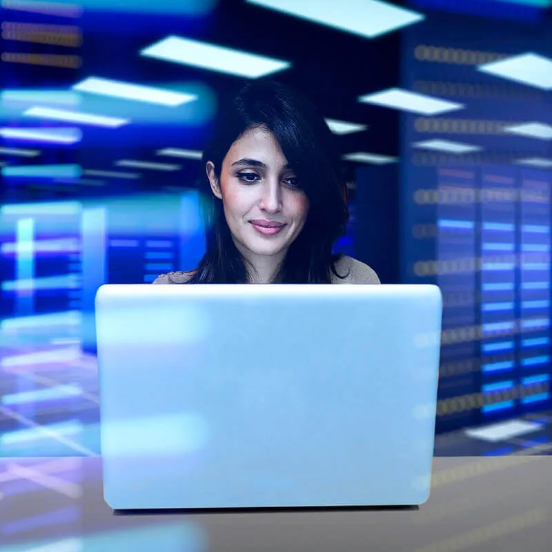 mujer sonriente mirando una computadora portátil