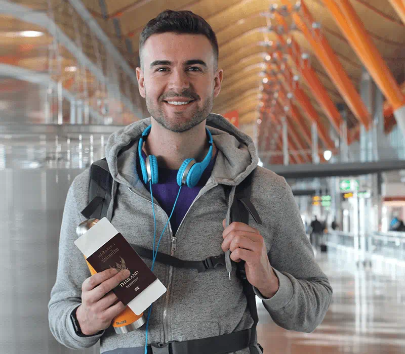мужчина на станции с паспортом в руках