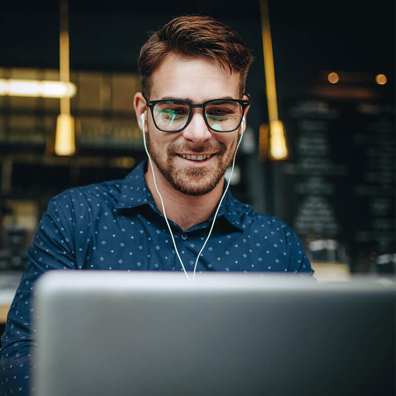 Mann mit Brille schaut auf Computerbildschirm