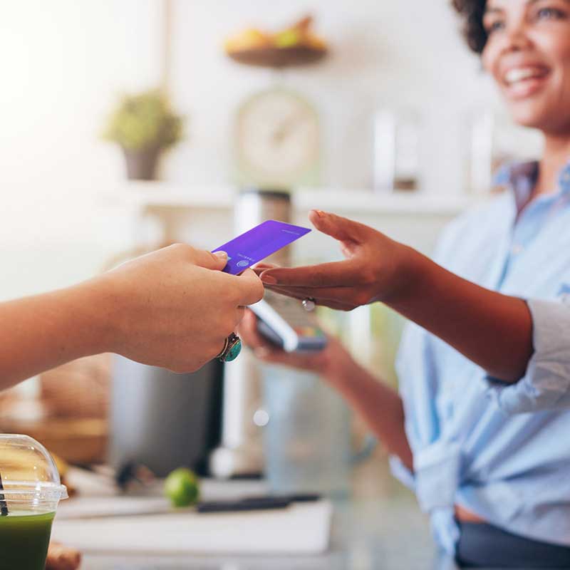 mujer pagando con una tarjeta de crédito