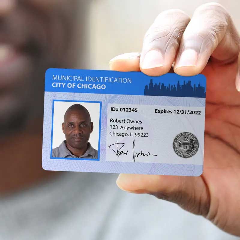 persona sosteniendo una tarjeta de identificación
