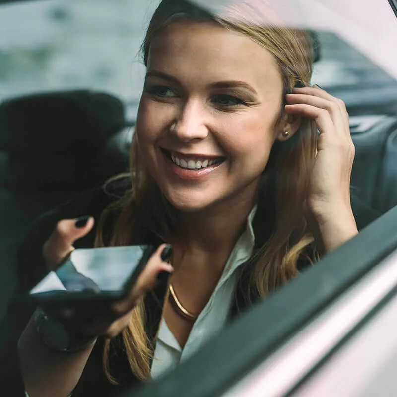 женщина разговаривает по телефону в машине