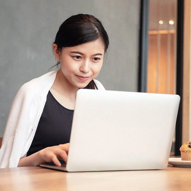 женщина работает за ноутбуком