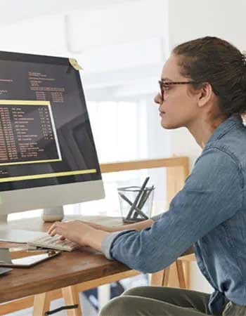 Женщина пользуется компьютером