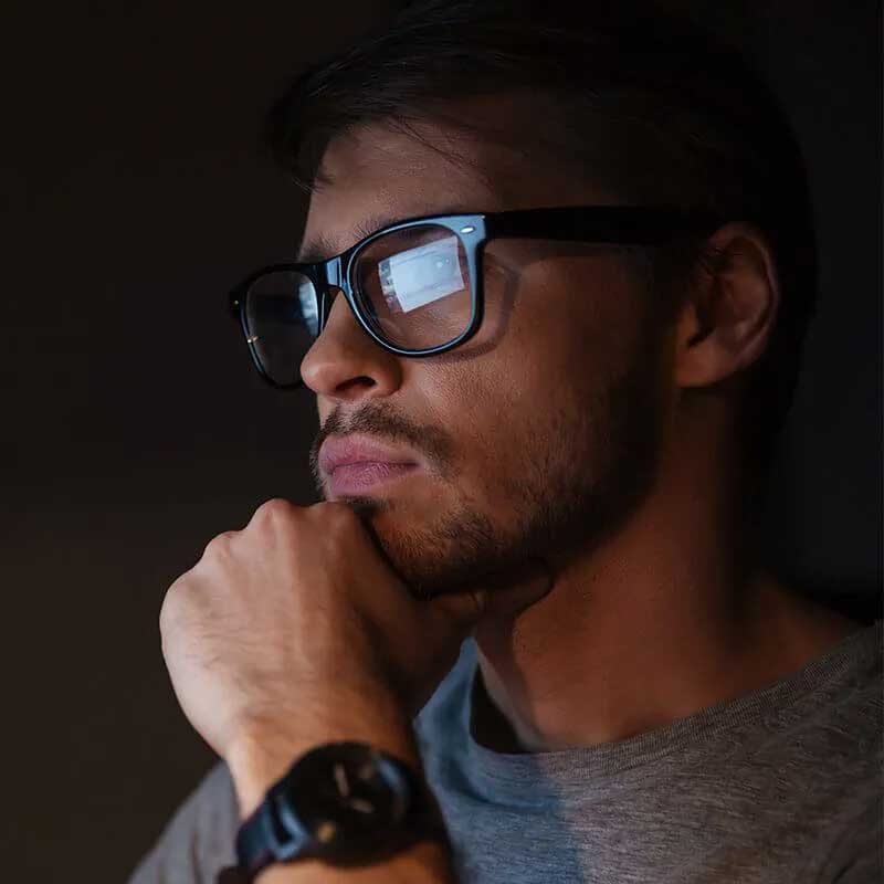 Homem com reflexo em seus óculos