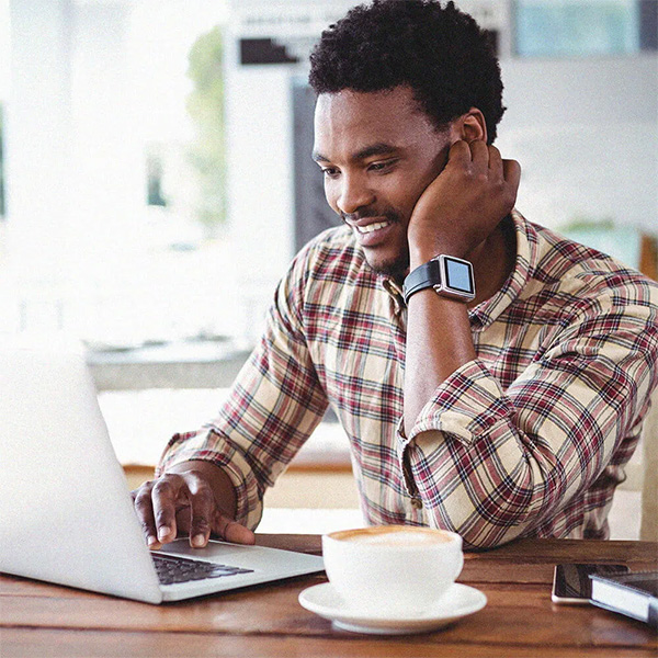 Hombre mirando una computadora portátil