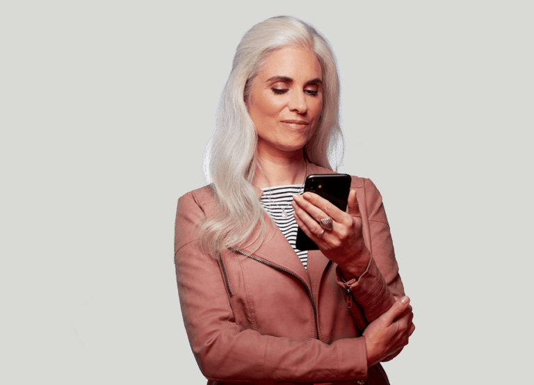 mulher sorrindo olhando para um telefone
