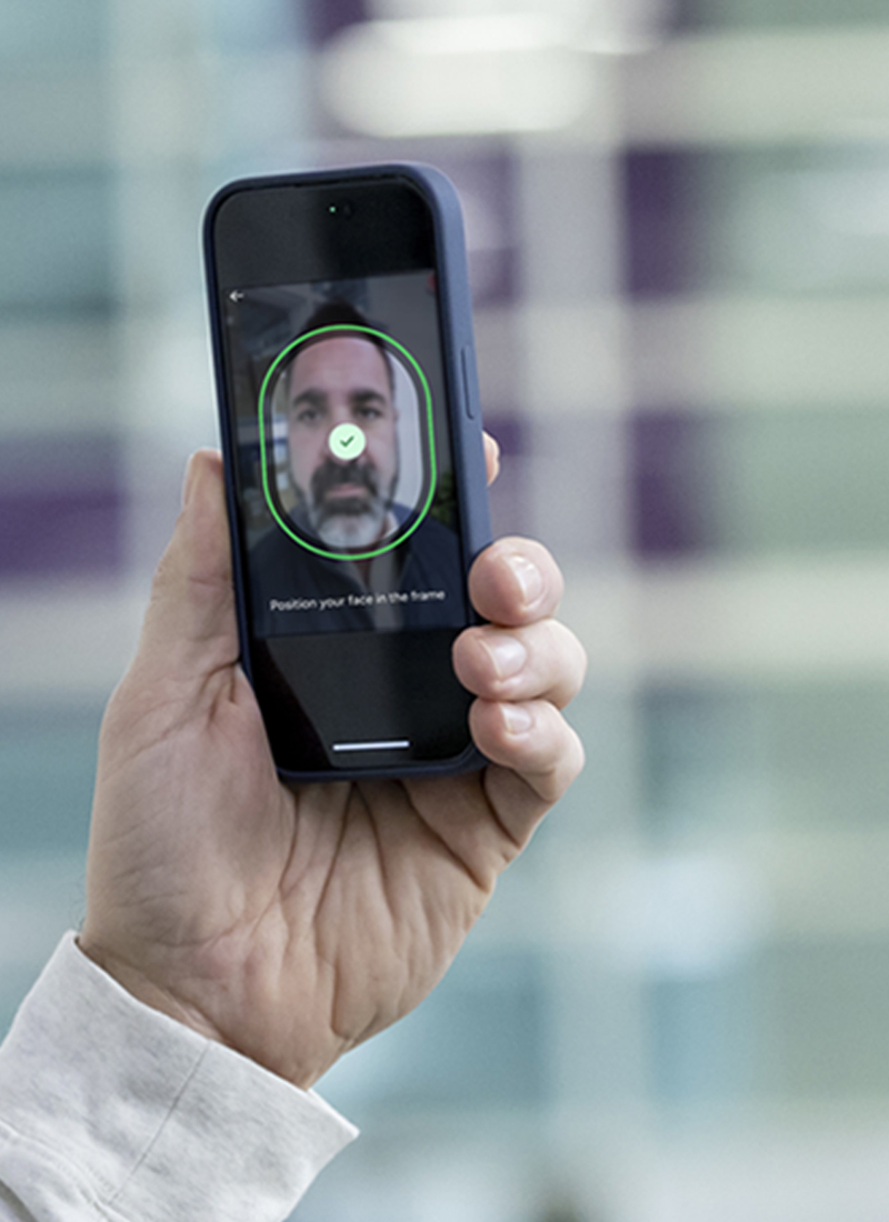 Mann, der Biometrie auf einem mobilen Gerät verwendet