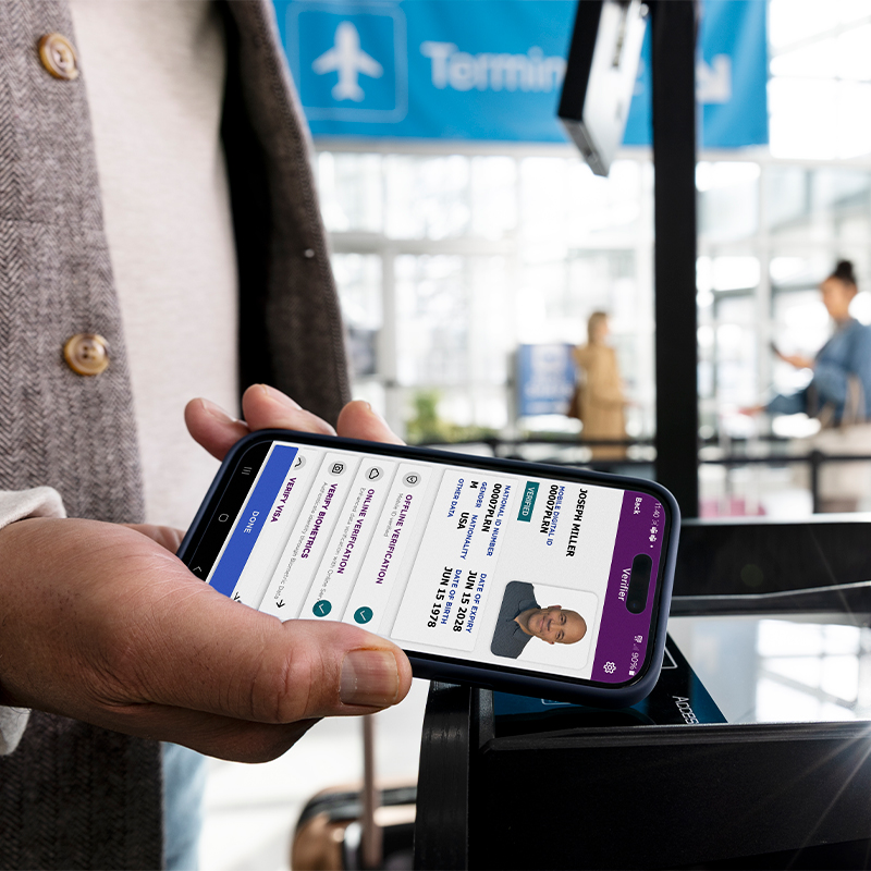 Ein Mann scannt sein Telefon mit verifizierter ID