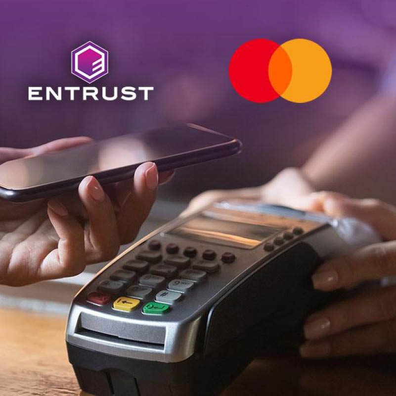 Eine Person hält ein Smartphone in die Nähe eines Zahlungsterminals, darüber die Logos von Entrust und Mastercard