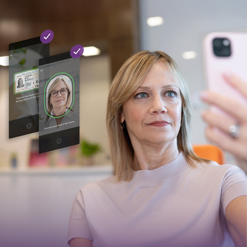 Frau scannt ihr Gesicht mit dem Smartphone